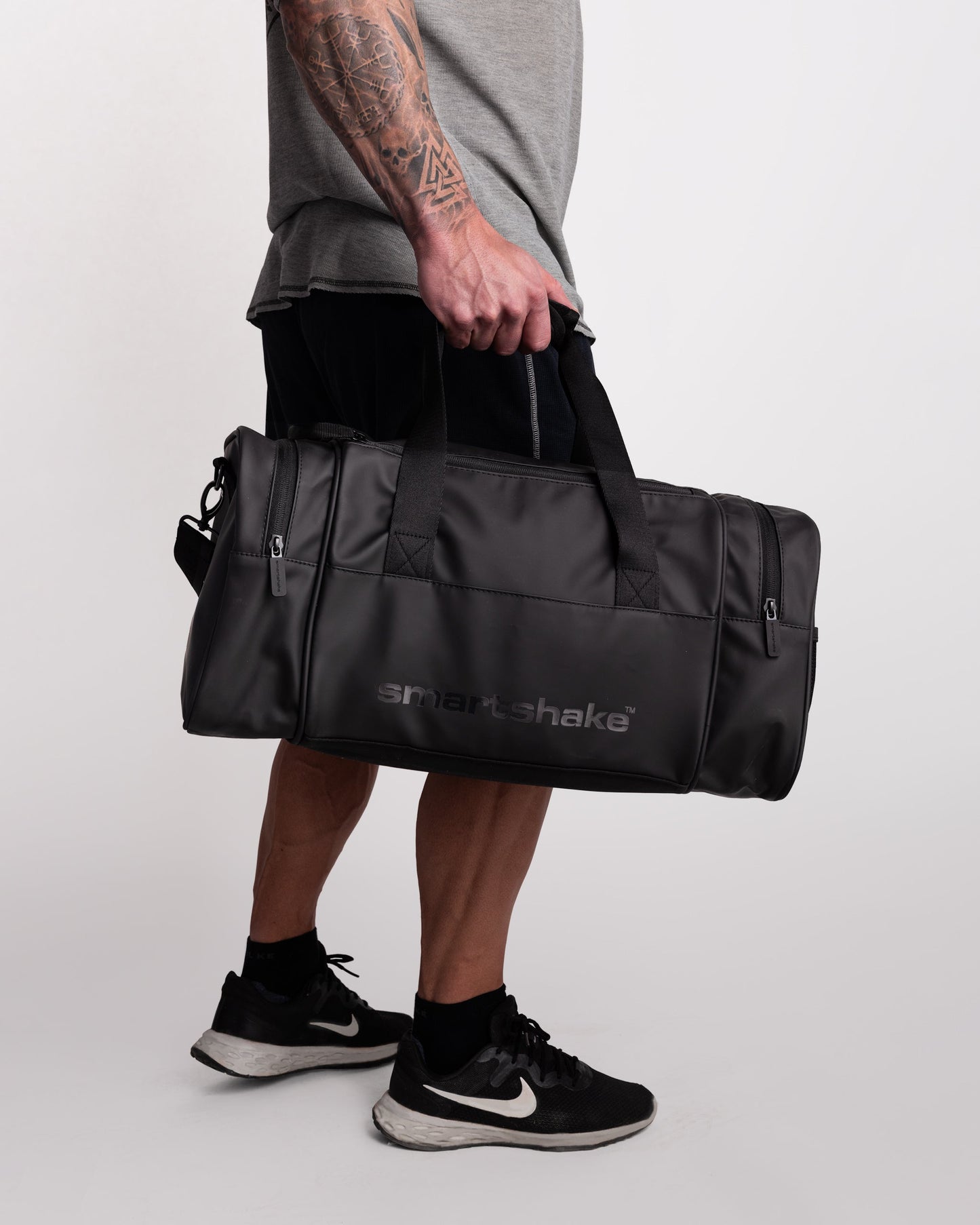 gym-bag-black-r3 Smartshake_GymBag_Black_lifestyle.jpg