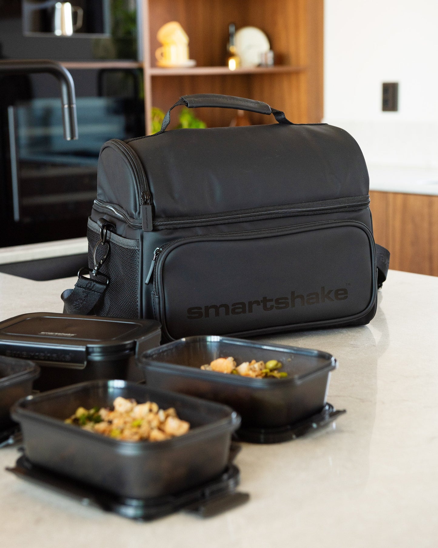 meal-prep-bag-black-with-4-food-containers-and-2-ice-packs-i2 Smartshake_Meal_Prep_Bag_Black_liefstyle.jpg