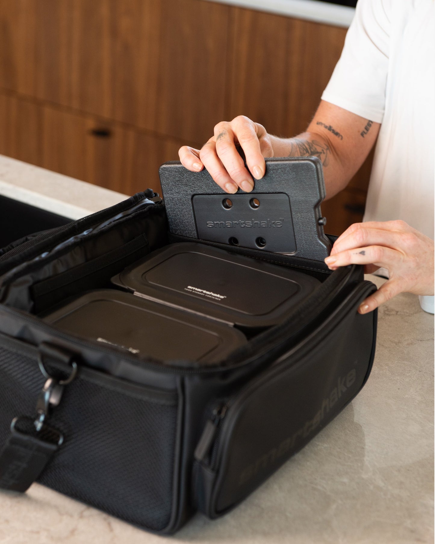 meal-prep-bag-black-with-4-food-containers-and-2-ice-packs-i2 Smartshake_Meal_Prep_Bag_Black_liefstyle_2.jpg