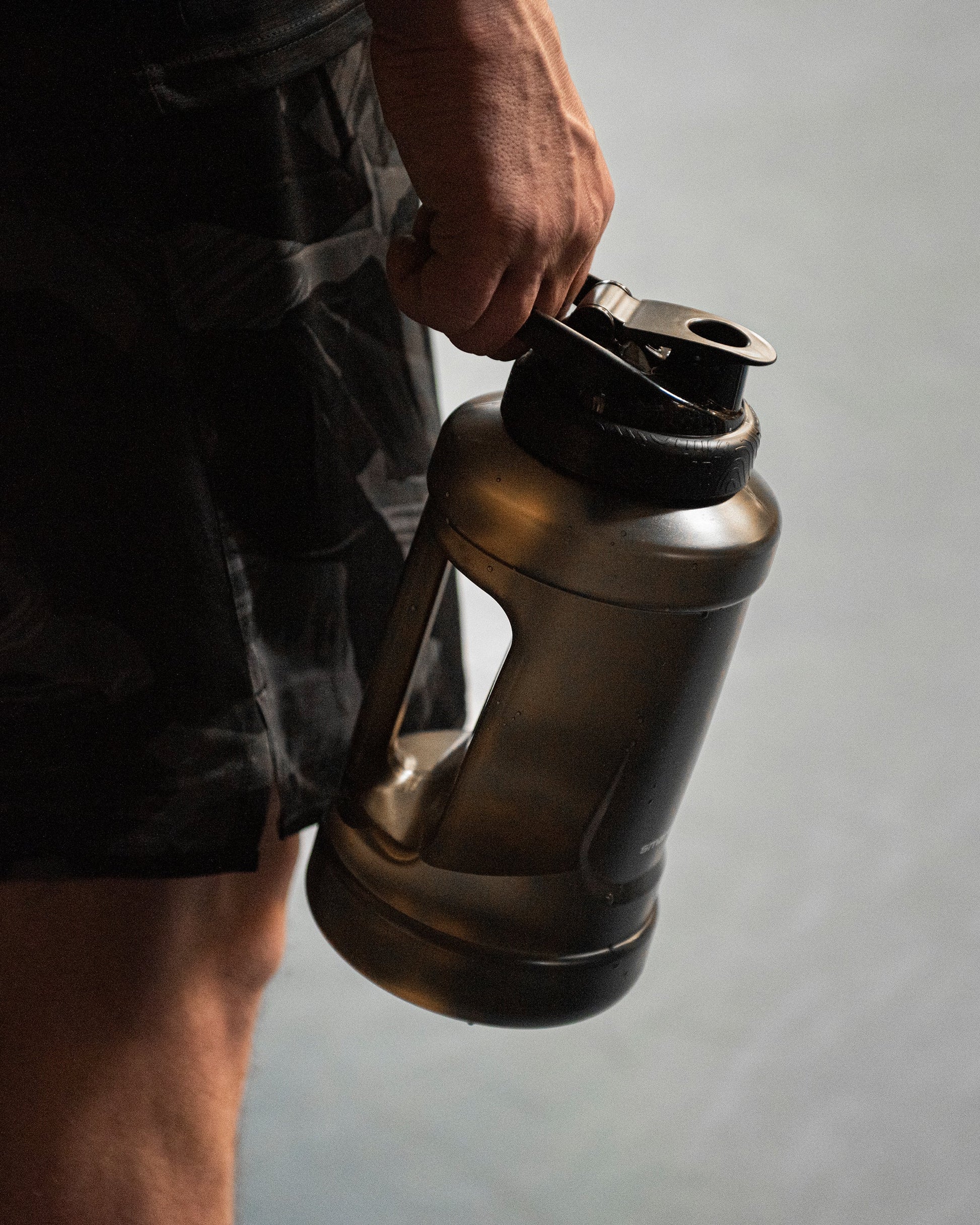 ultimate-jug-black-b5 Smartshake_Ultimate_Jug_black_lifestyle.jpg